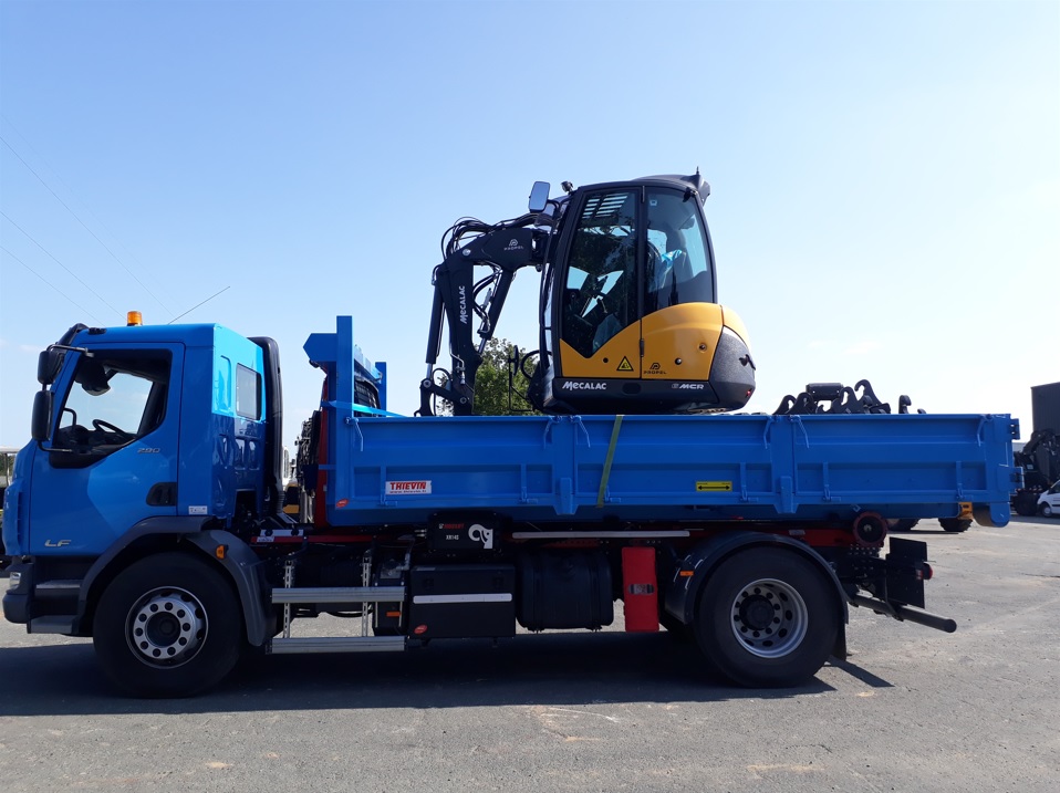 Camion avec Mecalac 6 MCR